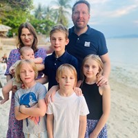 Family of seven seeking au pair 